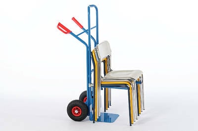 Mithilfe der Stuhltransportkarre lassen sich die Stühle einfach transportieren